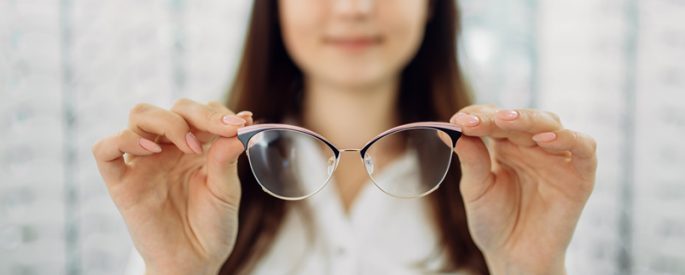 Kształt twarzy a oprawki okularów – jak dobrać odpowiednie?